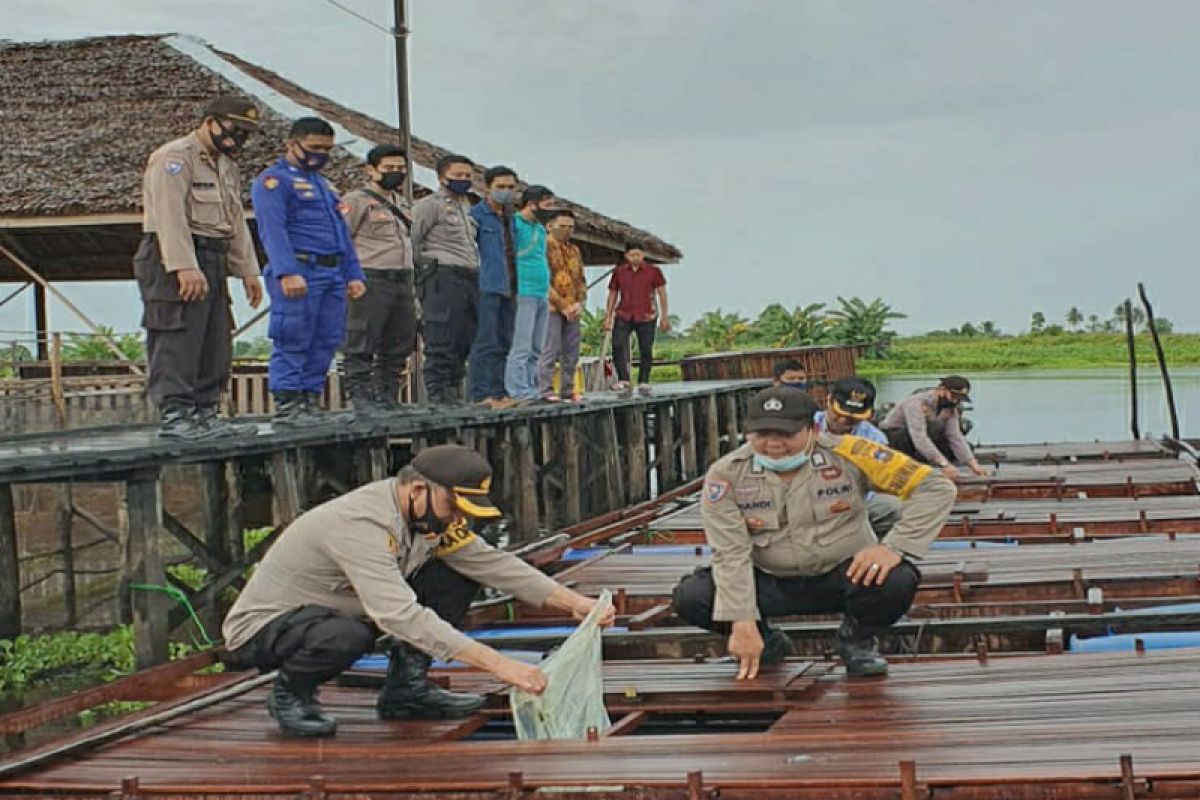 Kapolres HSU lepas 8.000 bibit ikan di Kampung Tangguh Banua