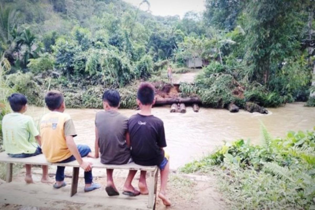 Jembatan penghubung desa  di Gunung Mas  hanyut diterjang banjir