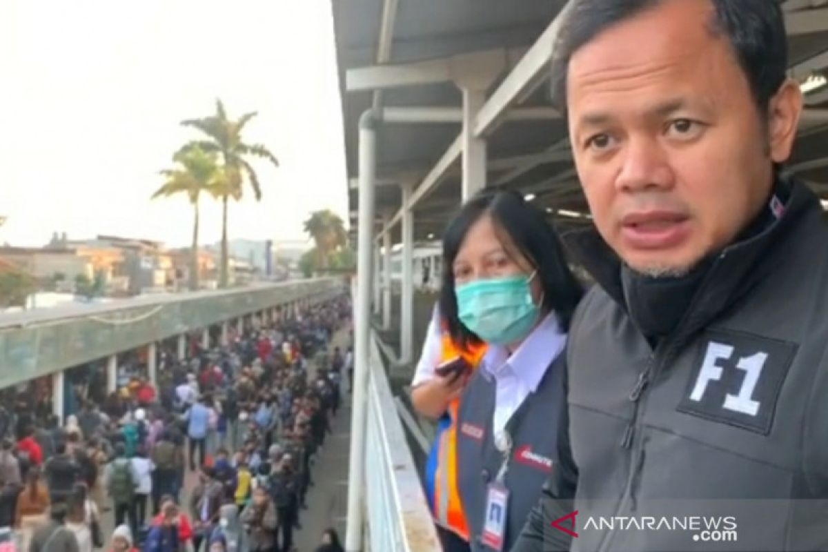 Pemerintah bantu 150 bus urai antrean penumpang KRL di Stasiun Bogor