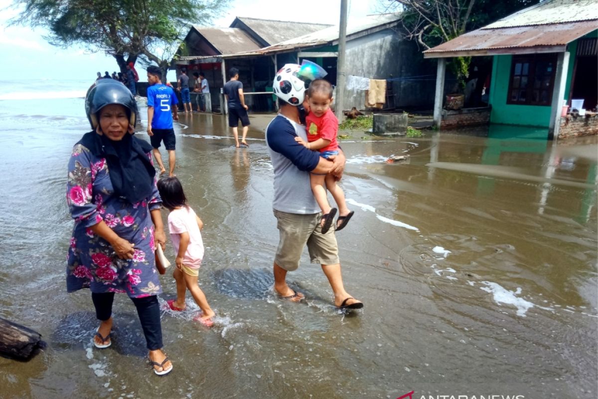 Ratusan korban pasang purnama di Aceh Barat masih mengungsi