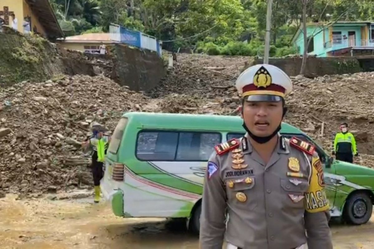 Sempat ditutup total, lintas Parapat bisa dilalui lagi