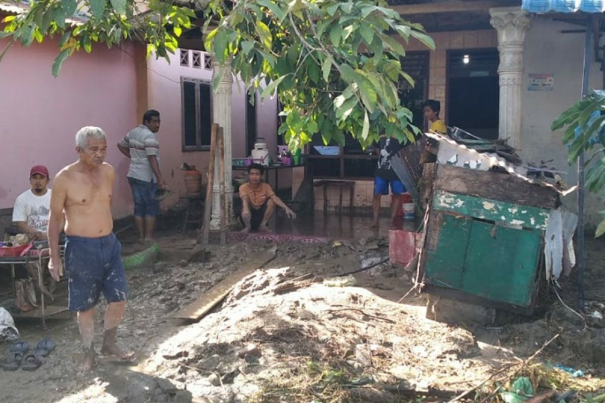 Warga korban banjir aksi bersih rumah, BPBD temukan korban tewas terseret