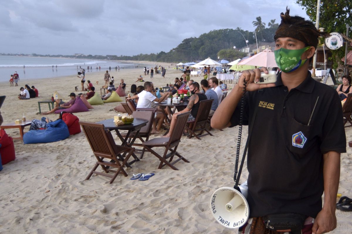 Pecalang Jimbaran awasi pengunjung pantai terapkan protokol kesehatan