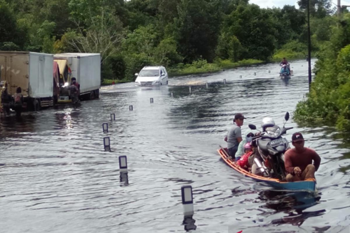 Jalan nasional Pontianak - Putussibau di Kapuas Hulu terendam banjir