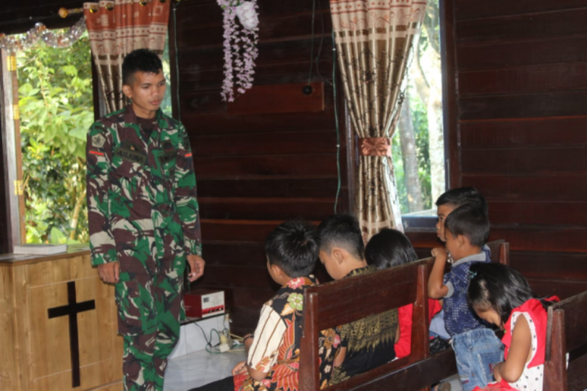 Personel TMMD mengajar sekolah minggu di gereja