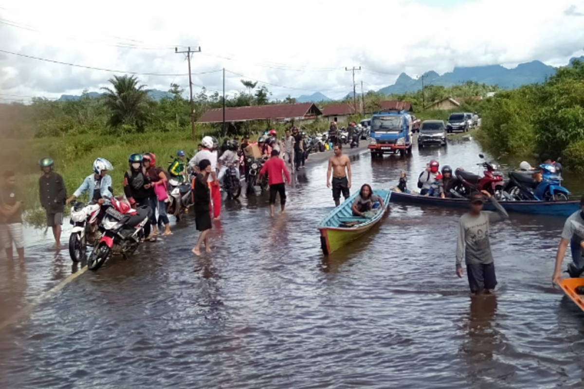 Jalan nasional Pontianak - Putussibau di Kapuas Hulu terendam banjir