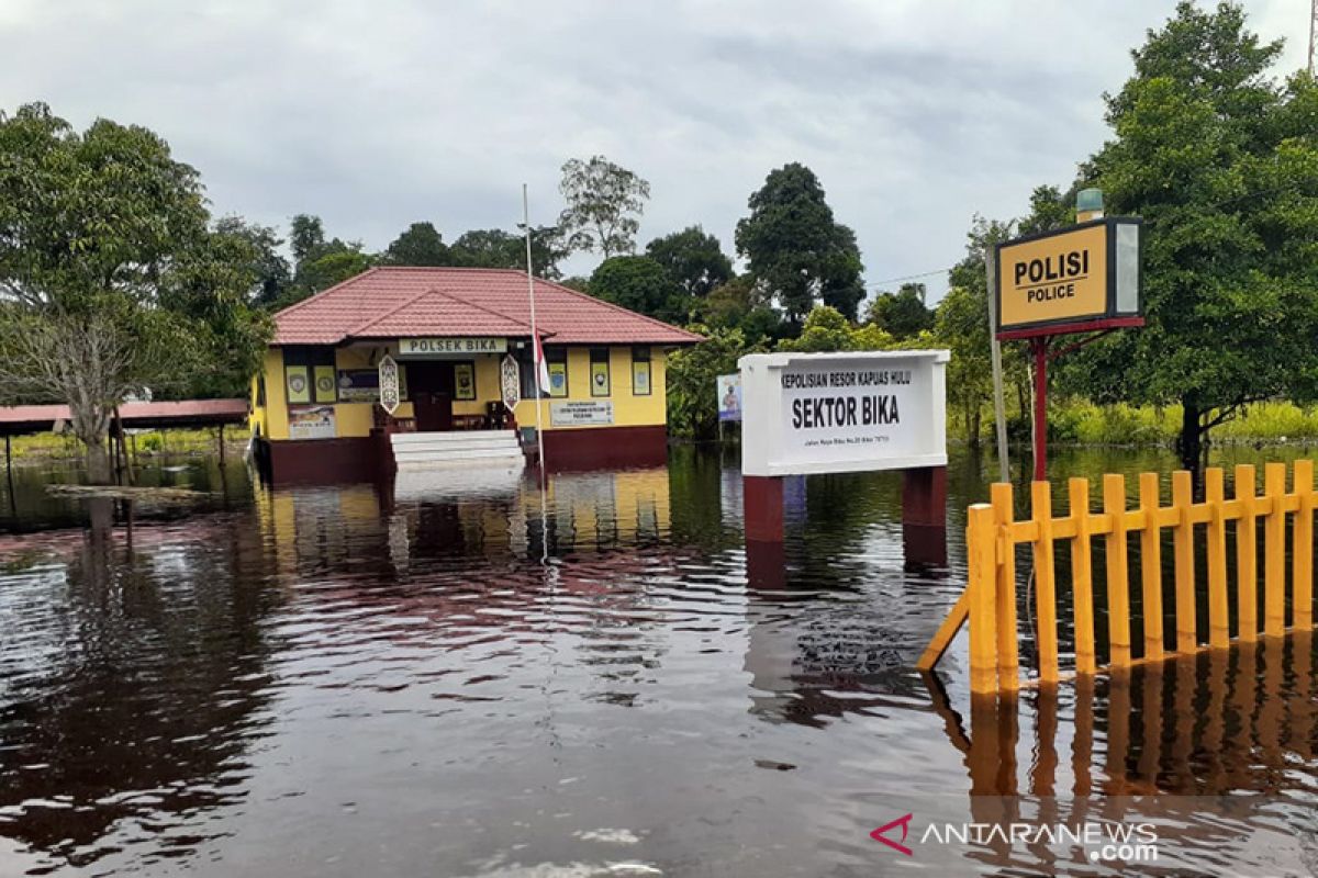 Banjir meluas, transportasi darat di Kapuas Hulu-Kalbar lumpuh
