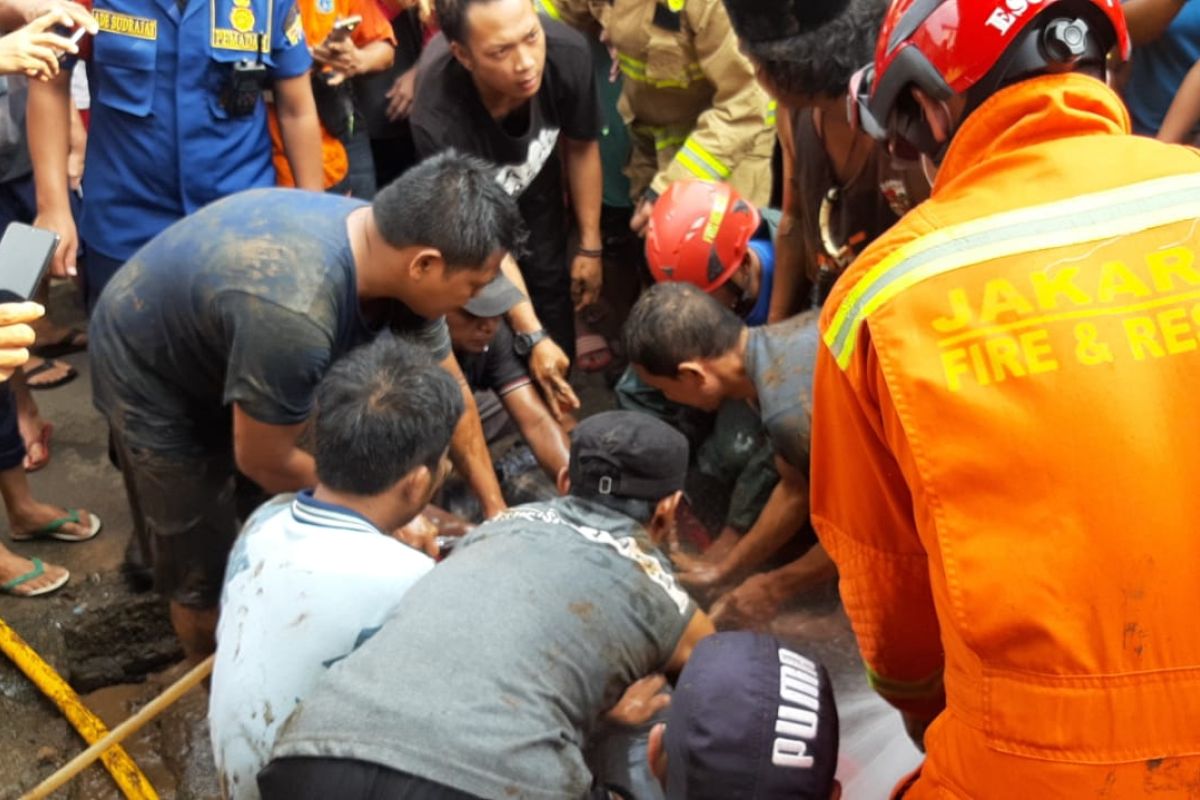 Damkar Jaksel evakuasi lansia tewas tercebur di "septic tank"