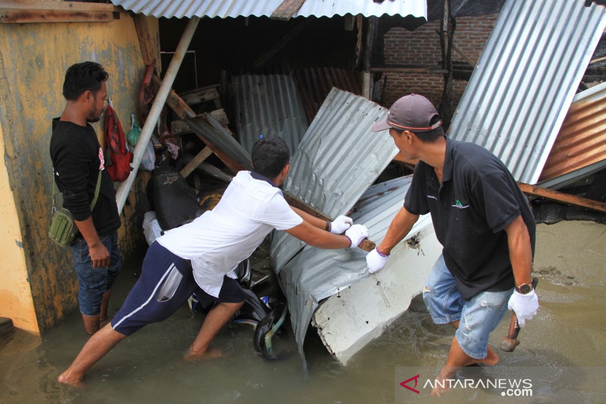 Kerusakan rumah akibat gelombang pasang