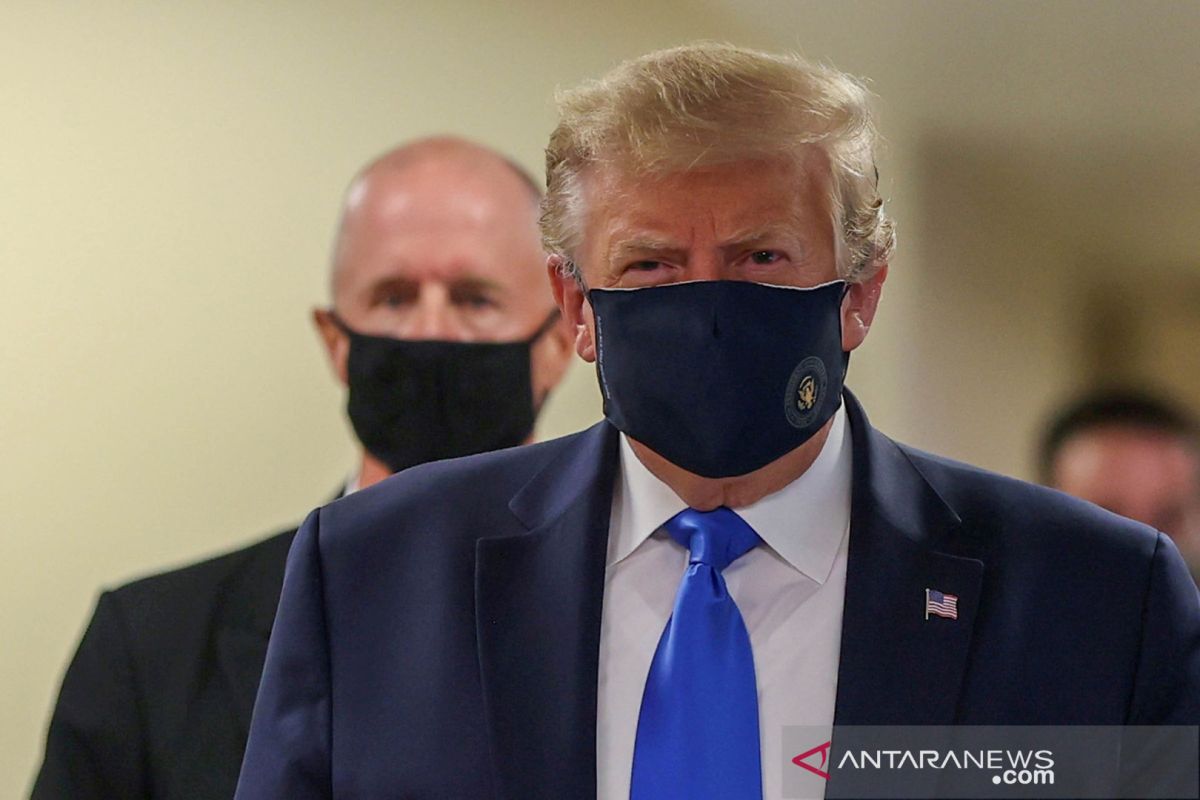 Trump pertama kalinya gunakan masker saat kunjungi faskes militer