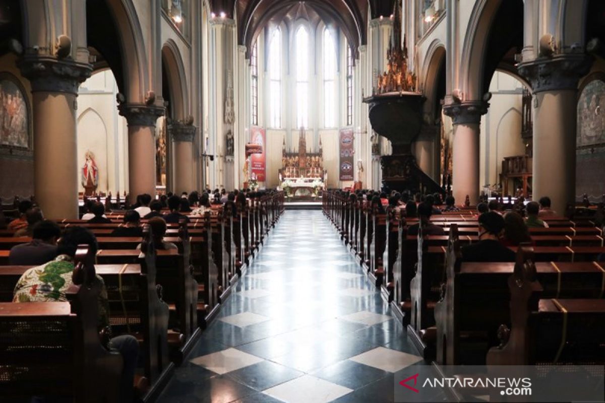 Katedral selenggarakan misa langsung pertama setelah tiga bulan PSBB