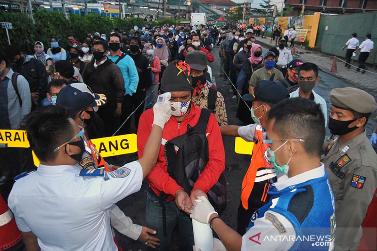 87 unit bus bantuan mampu urai calon penumpang KRL di Stasiun Bogor