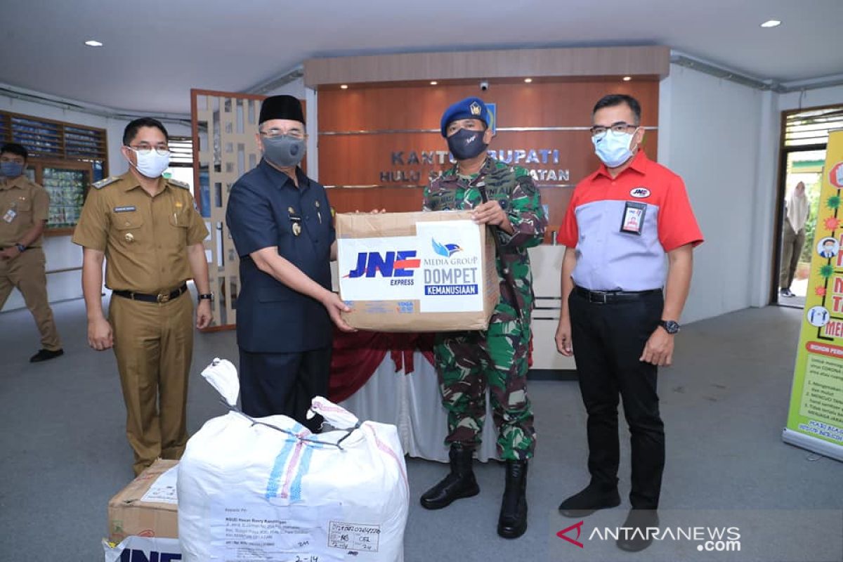Sjamsudin Noor Air Base Commander hands over PPE for Kandangan Hospital