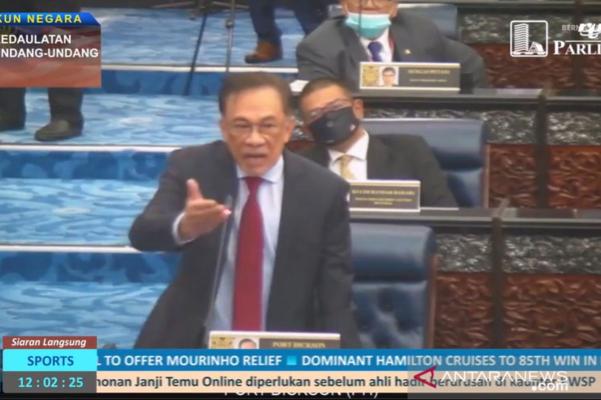 Anwar Ibrahim dilantik menjadi ketua oposisi parlemen Malaysia