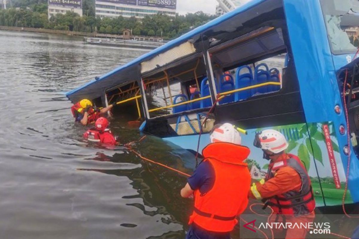 Di China, sopir mabuk dan sengaja ceburkan bus ke danau