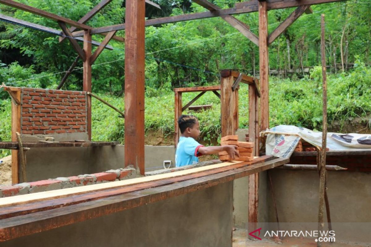 Remaja berusia 13 tahun bantu program fisik TMMD di Konawe Kepulauan