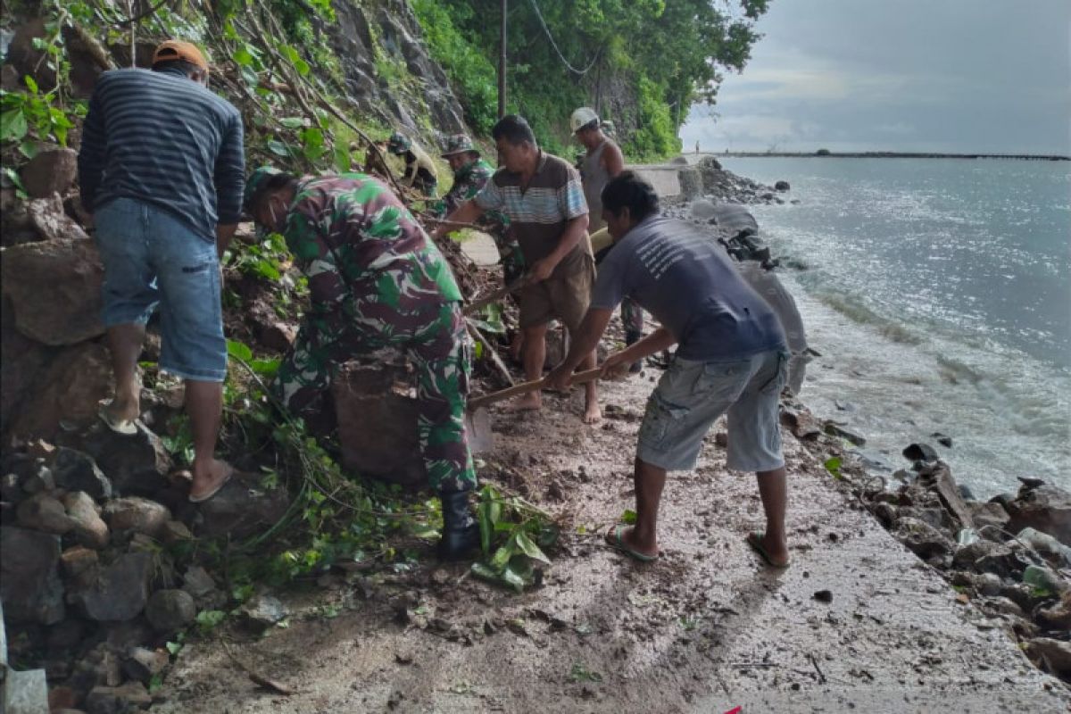 TNI-Polri dan warga Marore bersihkan material longsor di jalan