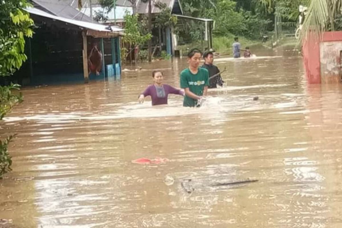 BPBD Paser evakuasi warga terdampak banjir di Kecamatan Long Ikis