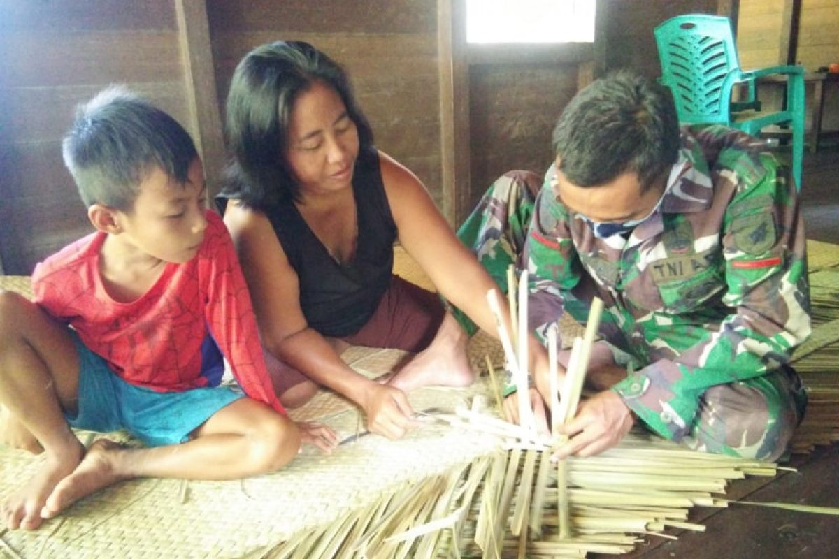 Prada Gilang belajar membuat tikar dari daun pandan