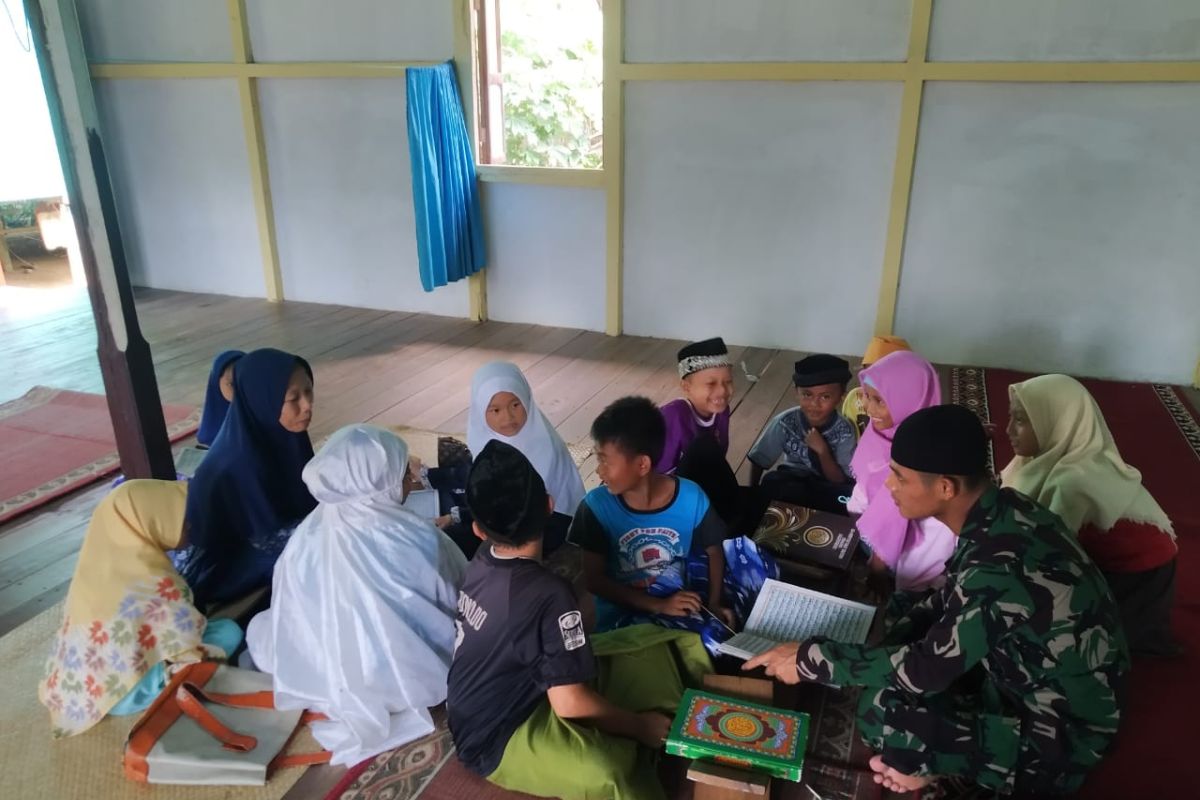 Satgas TMMD ke 108 mengajar anak mengaji di Desa Danti