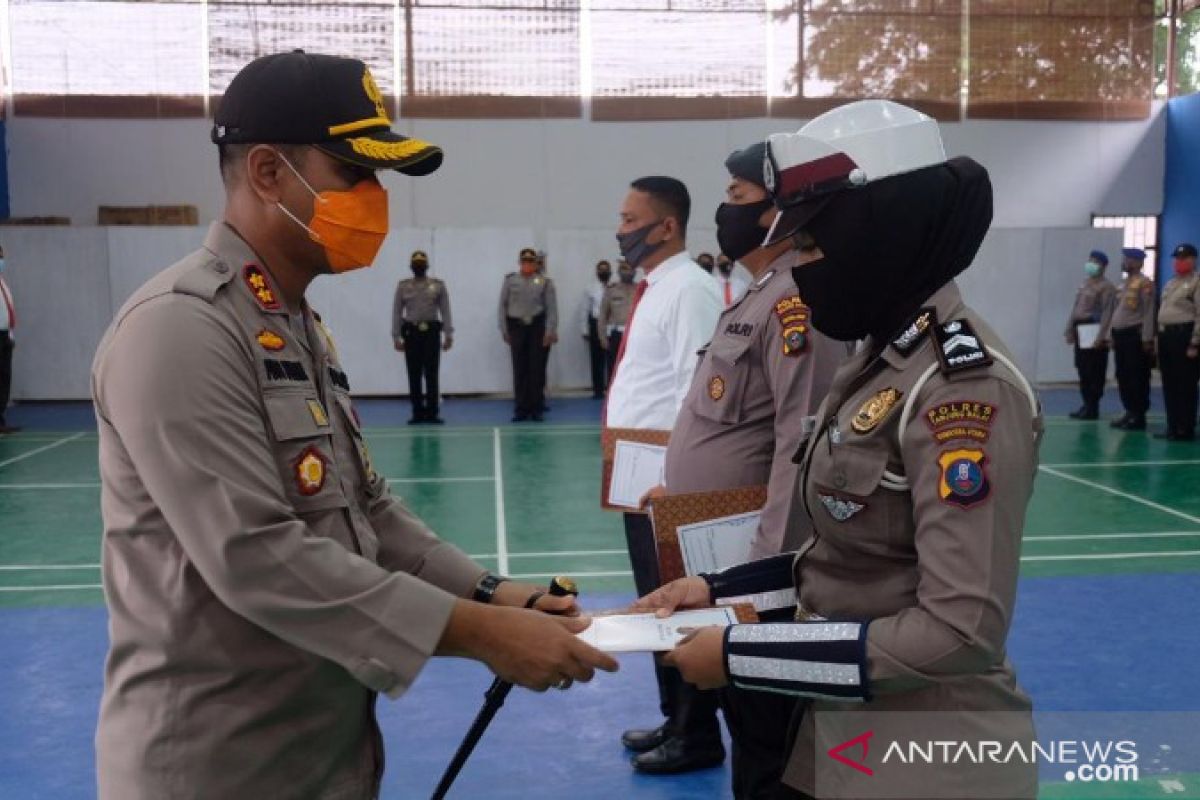 Kapolres Tanjungbalai beri penghargaan kepada tiga personil berprestasi