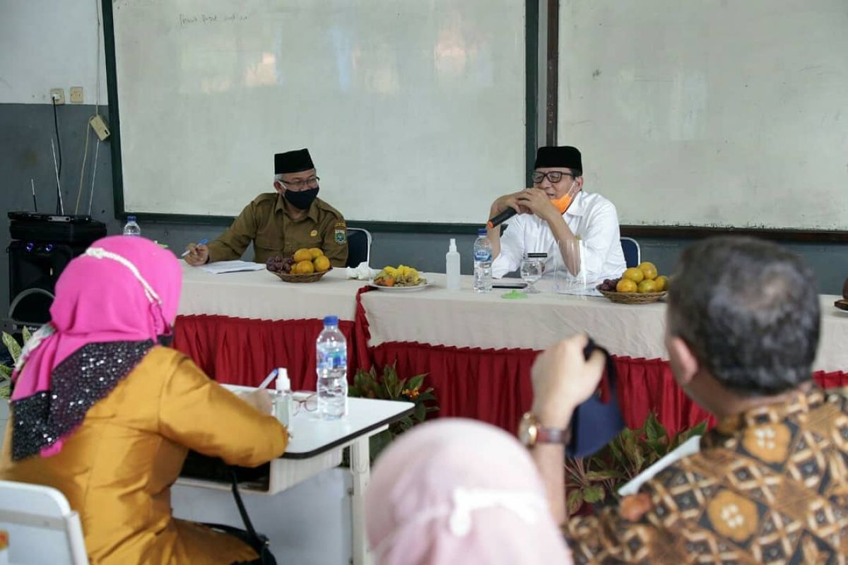 Gubernur Banten Wahidin Halim izinkan kelas tatap muka secara terbatas