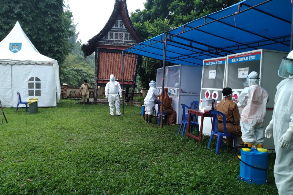 Persiapan sekolah tatap muka, ratusan guru di Payakumbuh ikuti tes usap massal