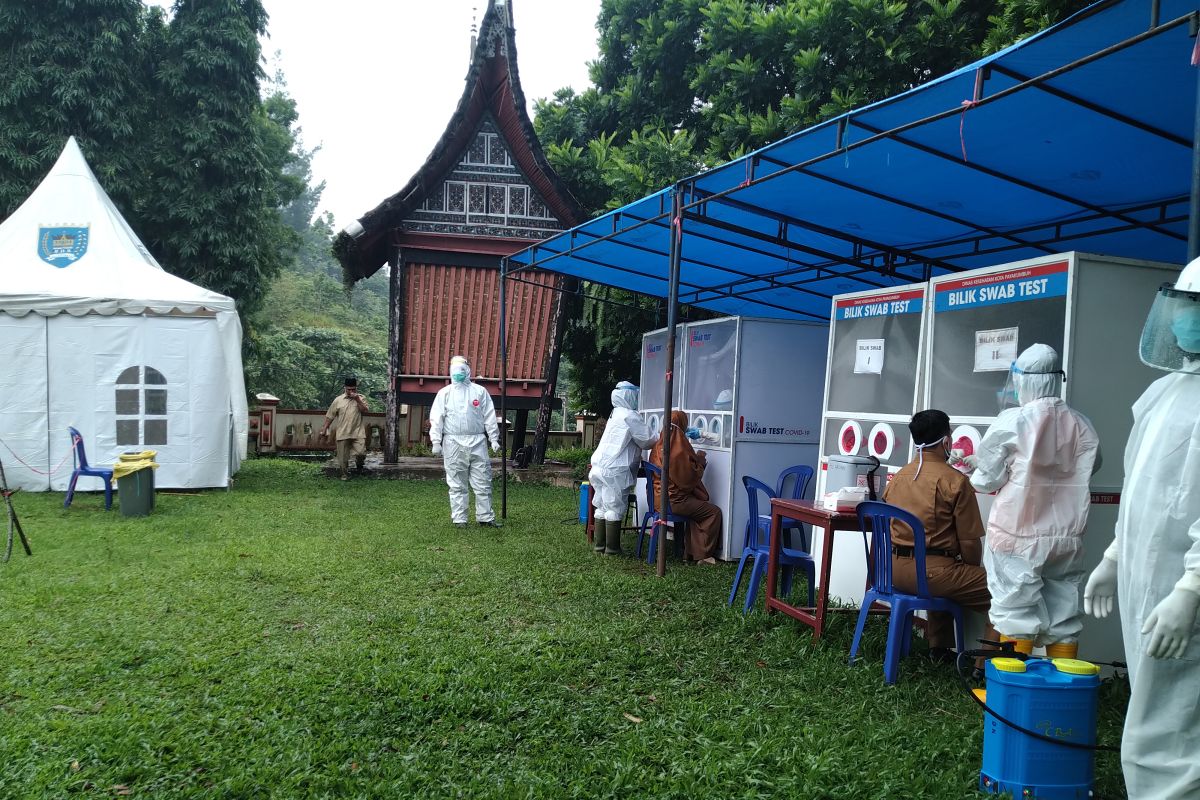 Ratusan guru di Payakumbuh ikuti tes usap massal