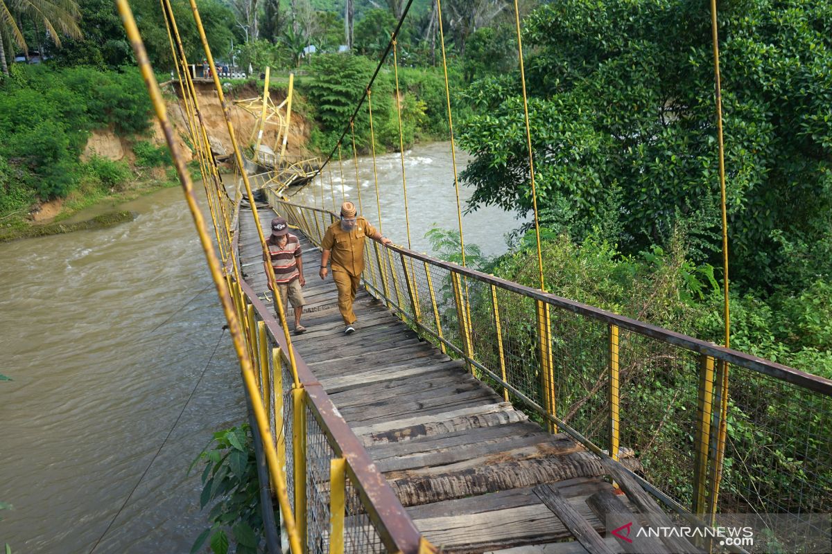 Jembatan gantung di Bone Bolango putus tergerus arus sungai Bulango