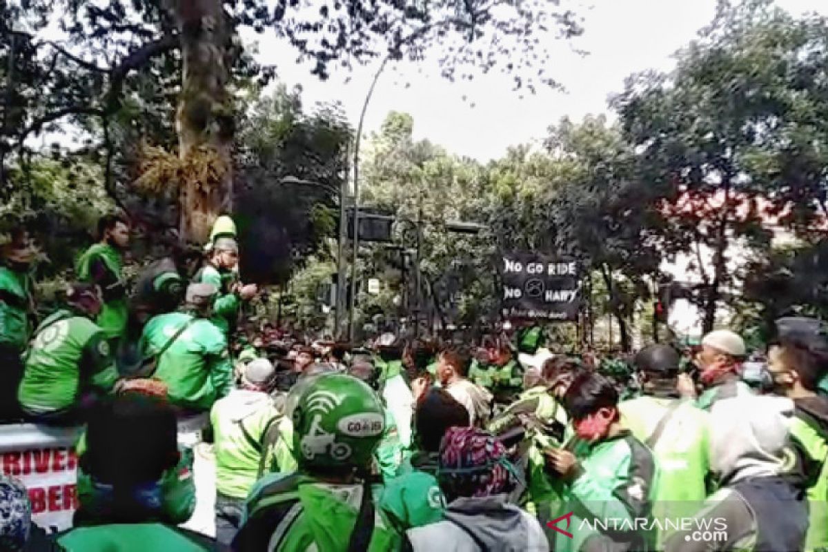 Ribuan ojol gelar aksi di depan Balai Kota Bandung