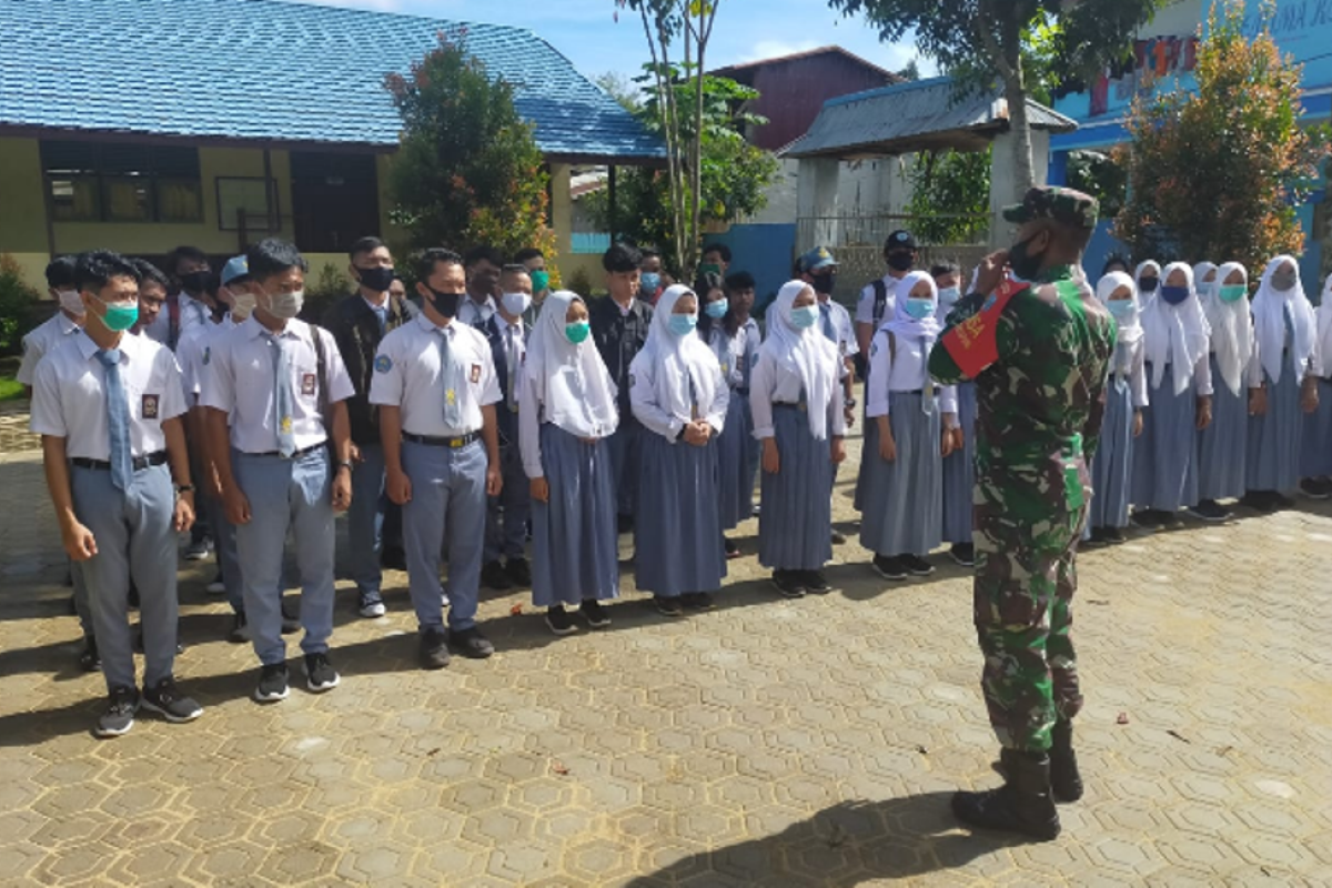 Anggota Satgas TMMD 108 sosialisasikan pendaftaran TNI