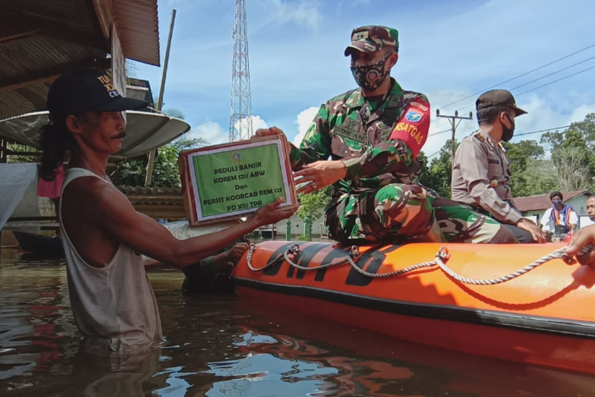Korem 121/Abw dan Persit salurkan bantuan warga terdampak banjir