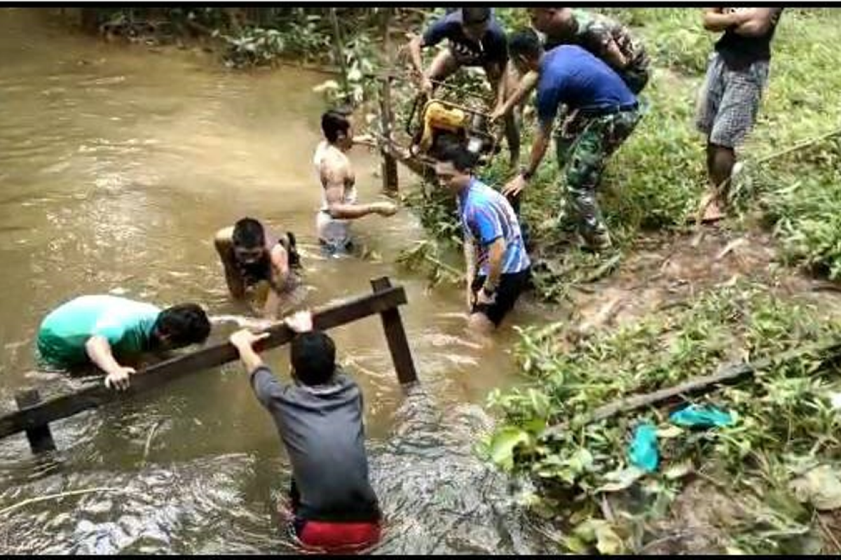 Tercebur ke sungai, anggota TMMD terpaka evakusi mesin air robin