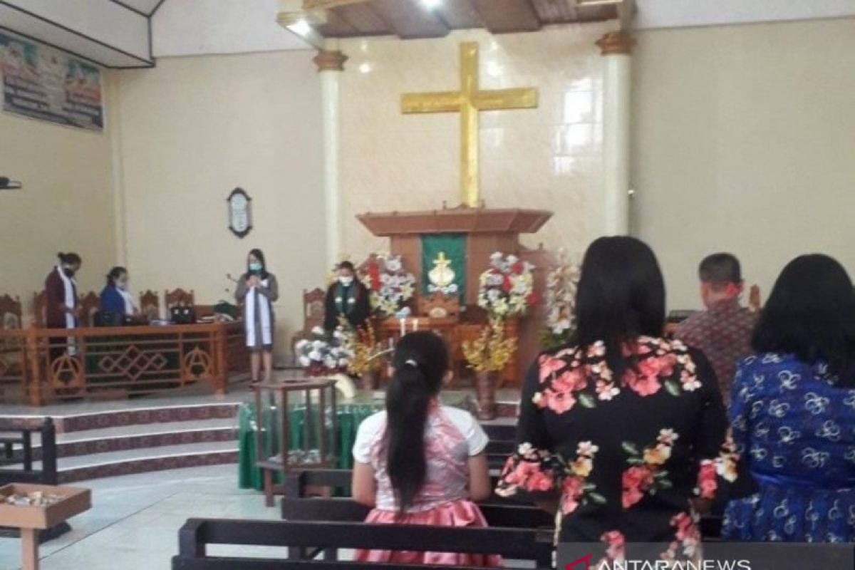 Jemaat GMIM mulai beribadah di gereja dengan protokol COVID-19