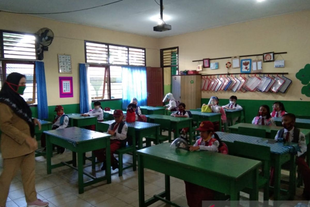 Siswa di Belitung kembali masuk sekolah dengan protokol kesehatan