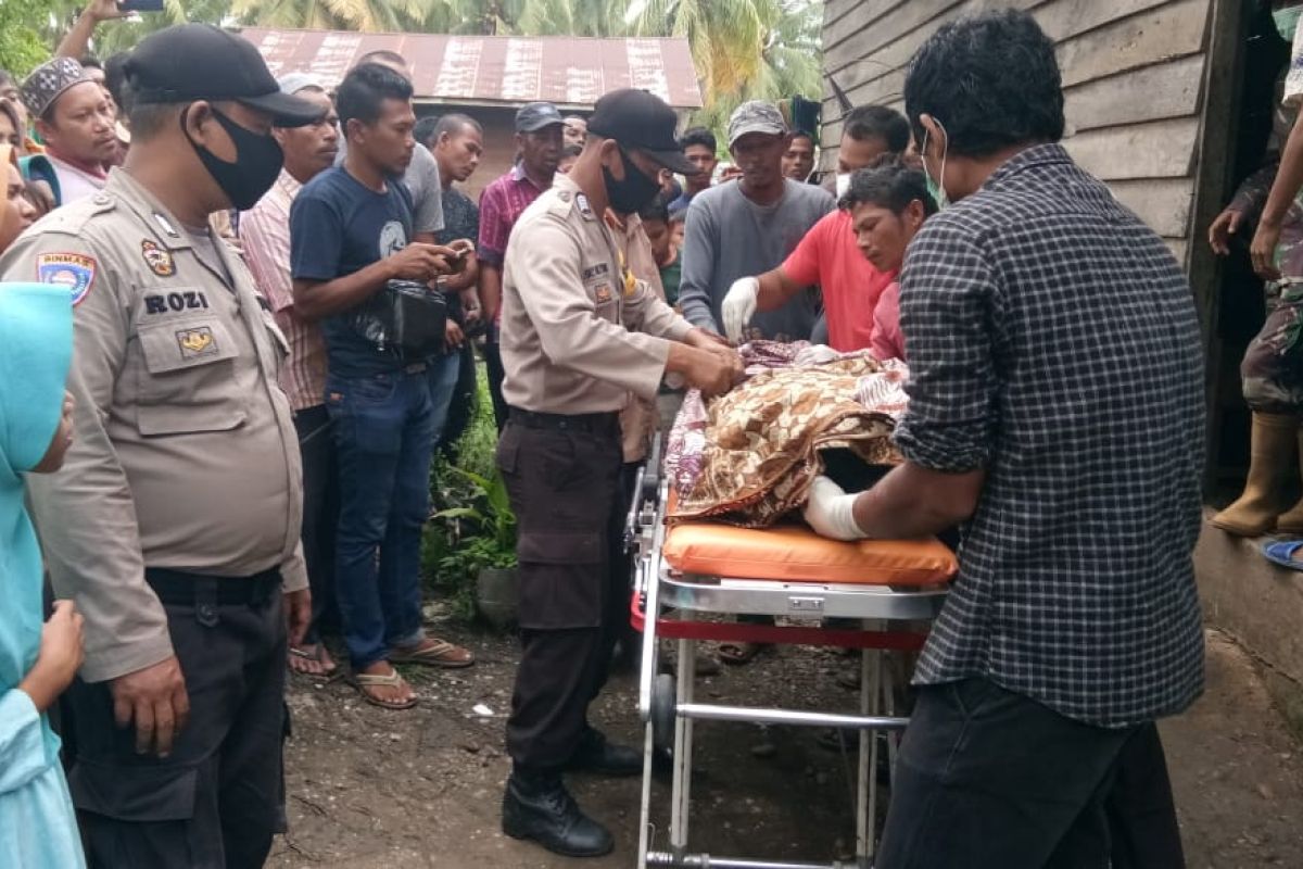 Geger! dikira tengah bantu suami perbaiki truk dengan posisi berlutut, ternyata perempuan ini gantung diri