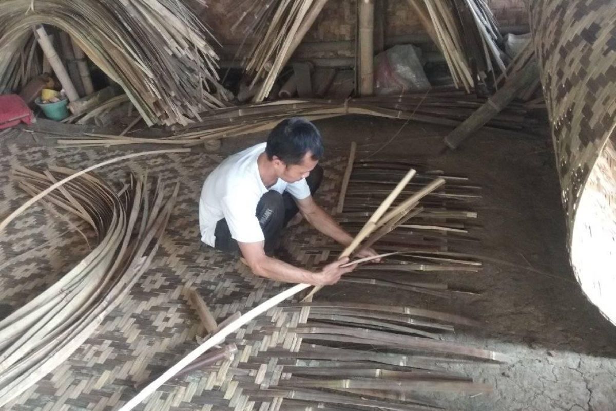 Permintaan anyaman bilik bambu di Lebak meningkat, penghasilan perajin Rp13 juta/bulan
