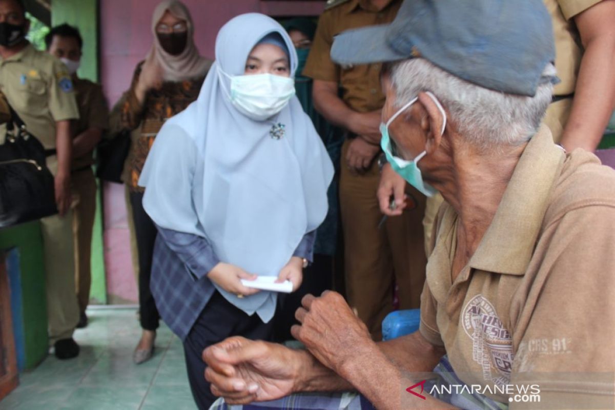 Dinsos-PKK Kendari salurkan bantuan kepada lansia terdampak COVID-19