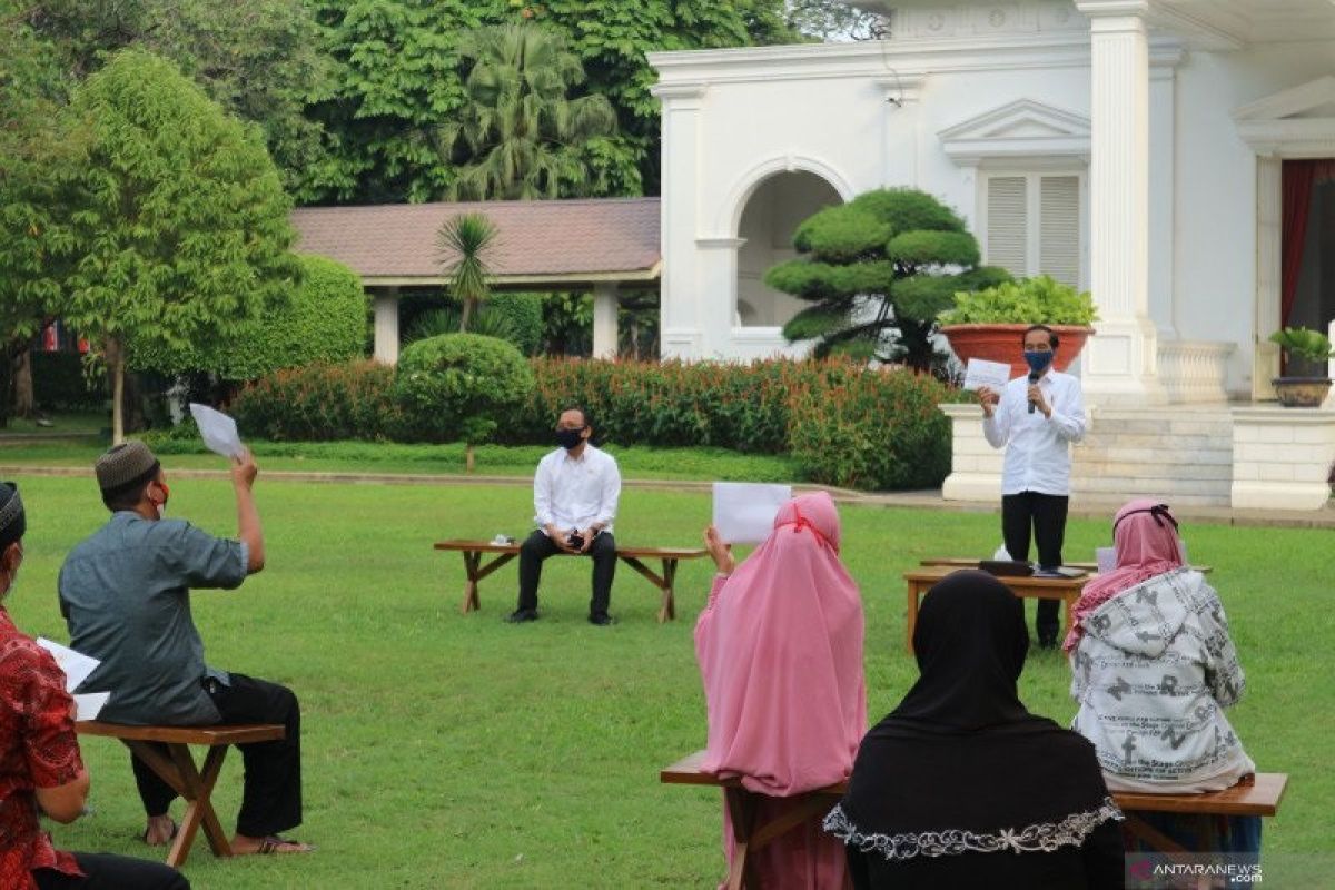 Presiden Jokowi  beri modal kerja Rp2,4 juta untuk pedagang kecil dan mikro