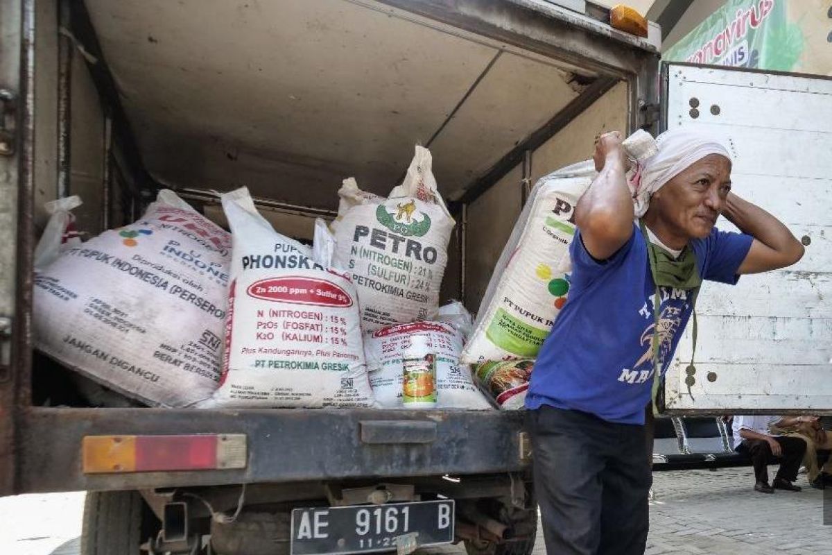 Disperta Kota Madiun salurkan bantuan pupuk organik ke petani