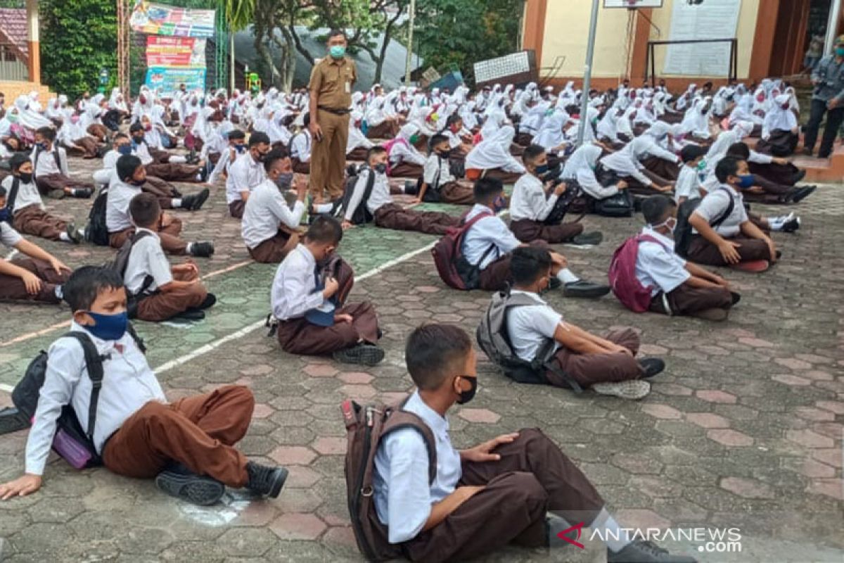 50 persen pelajar hadir di hari pertama uji coba belajar tatap muka