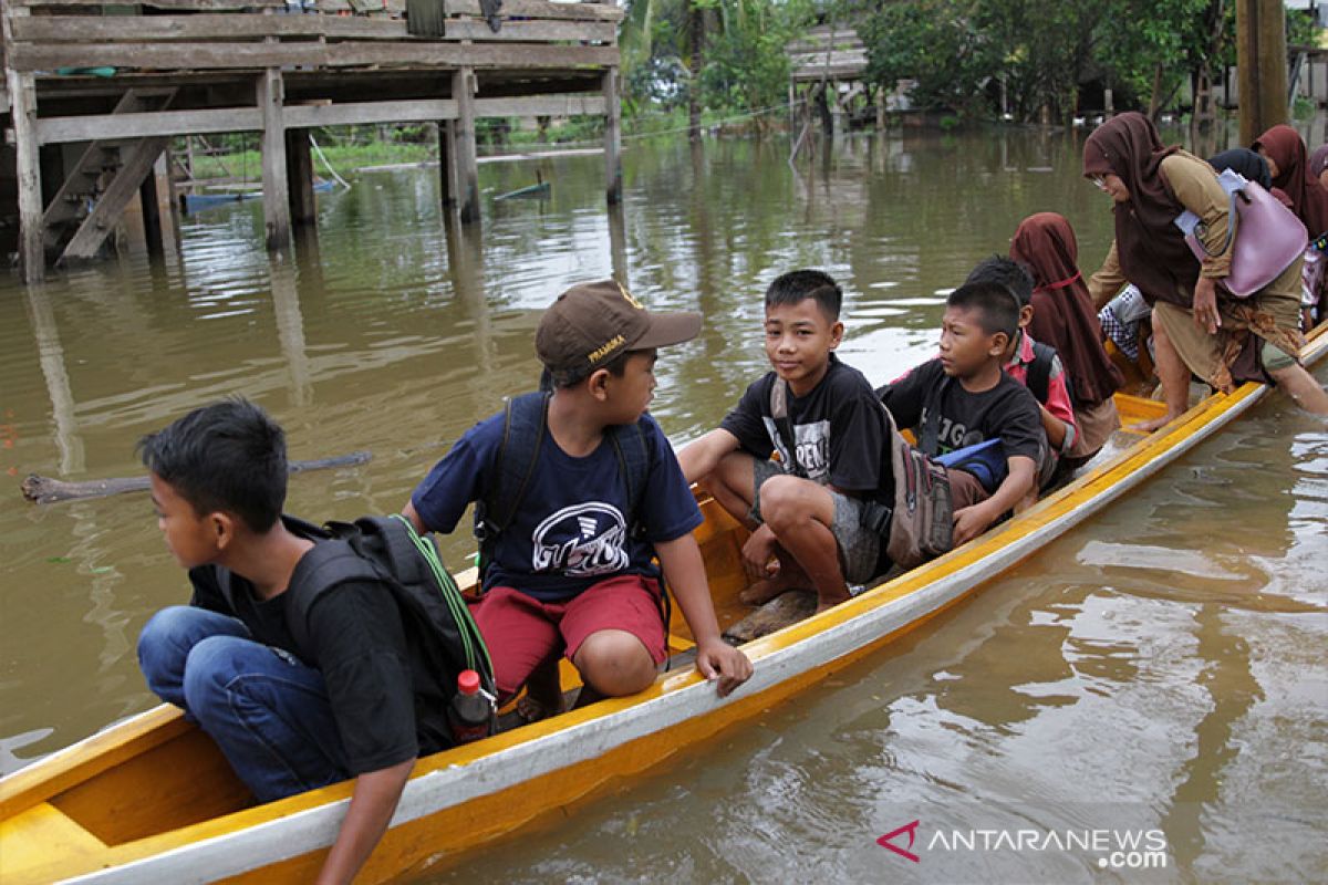 Sedikitnya 500 kepala keluarga di Konawe mengungsi akibat banjir