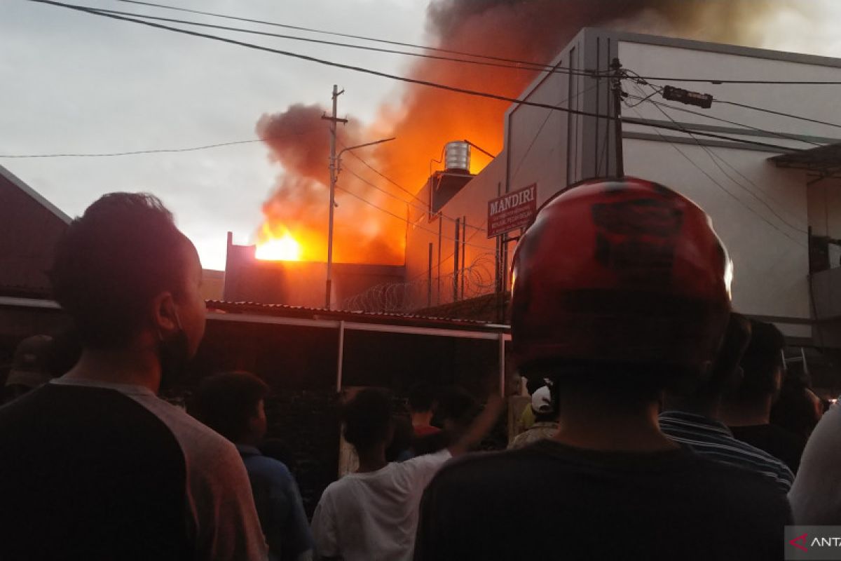 Pertokoan di Jalan Bandar Olo Padang terbakar
