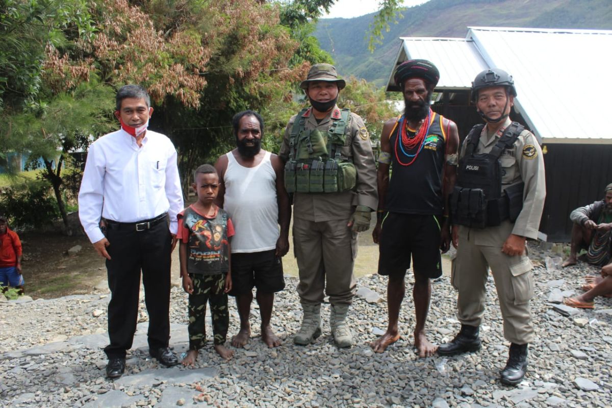 Personel Brimob sambangi tokoh agama dan adat di Puncak Jaya