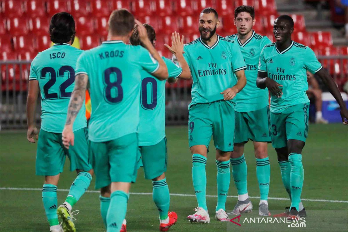 Kemenangan dari Granada 2-1 bikin satu kaki Madrid di tangga juara