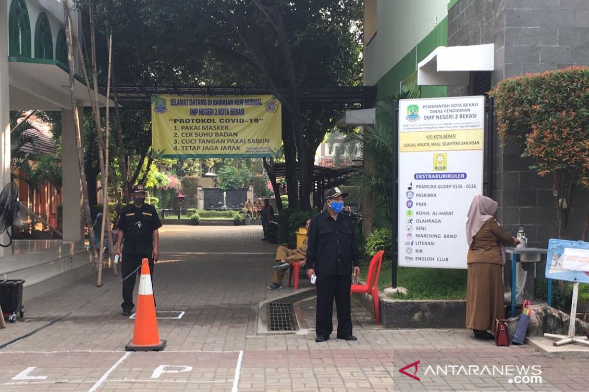 Empat sekolah percontohan Bekasi putuskan tunda KBM tatap muka