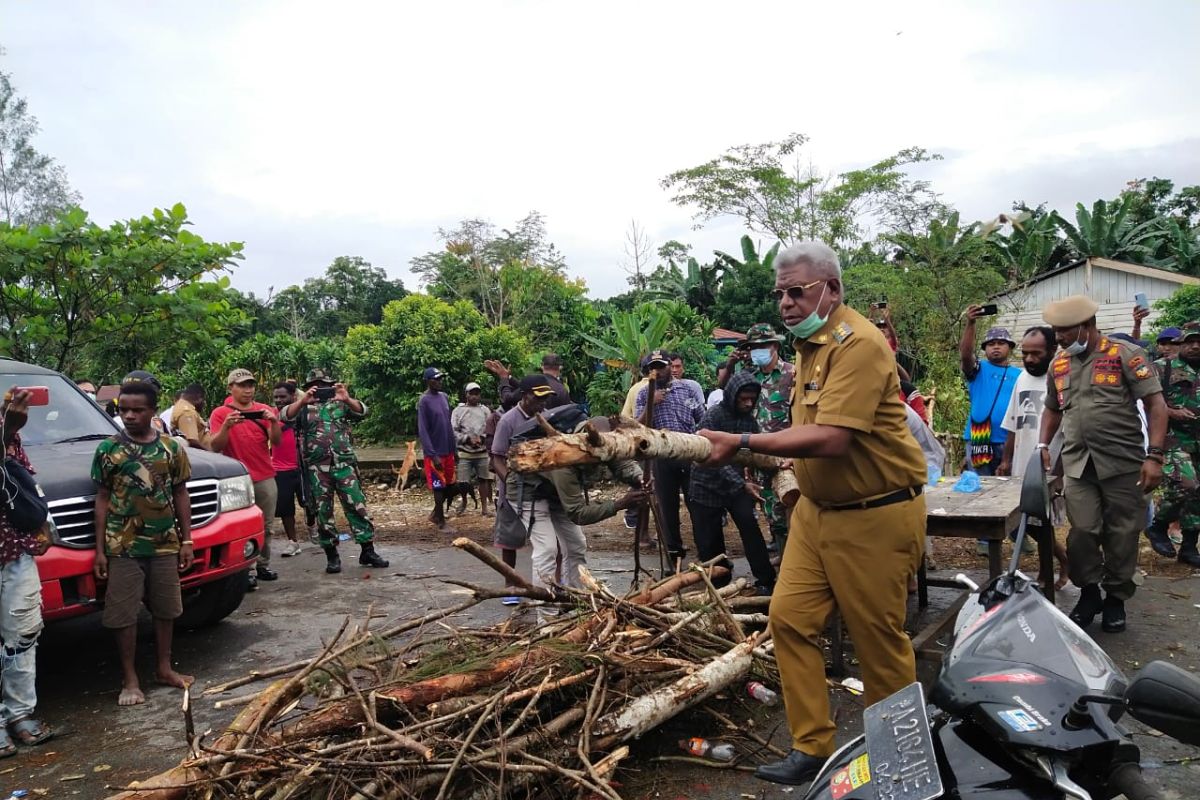 Wabup Mimika buka blokade Jalan Trans Timika-Paniai