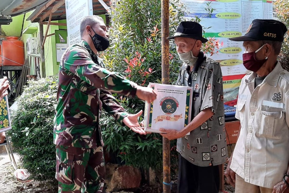 Giliran warakawuri dan veteran terima bantuan sembako