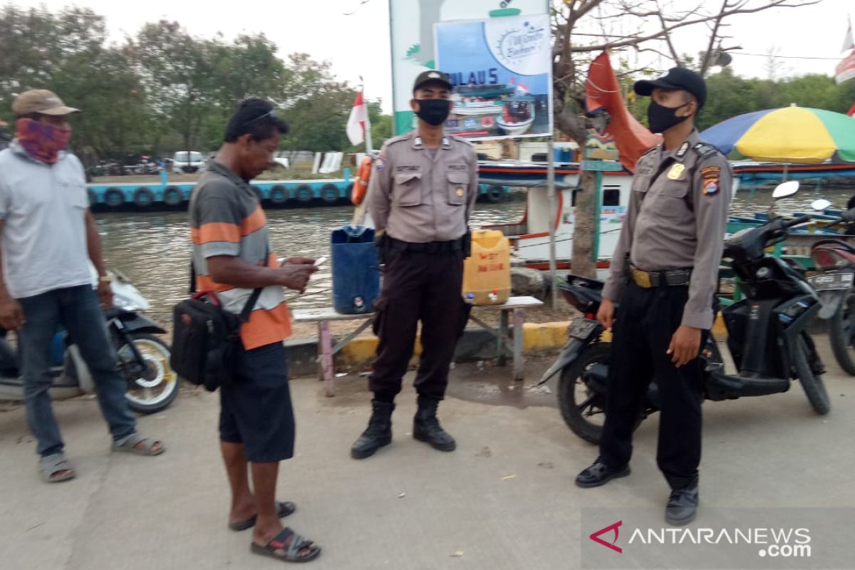 Polisi sosialisasikan adaptasi kebiasaan baru di Pantai Gope