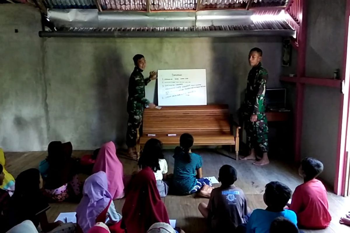 Anak-anak Desa Danti bersemangat diajari anggota TMMD